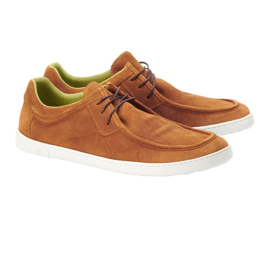 Das Modell QEDO Brown von ZAQQ ist ein Paar Velourslederschuhe mit braunem Obermaterial, weißer Sohle und dunkelbraunen Schnürsenkeln. Die Schuhe haben ein grünes Innenfutter und bieten einen eleganten, lässigen Slip-On-Stil, der typisch für Barfußschuhe ist.