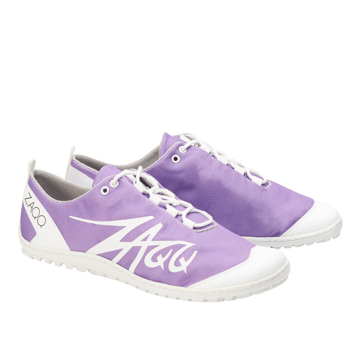 Wir präsentieren die SQIM Purple-Sneaker von ZAQQ. Diese stylischen Freizeitschuhe bestehen aus leuchtend violettem Stoff mit eleganten weißen Akzenten, darunter ein markantes Logo an den Seiten. Sie sind mit weißen Schnürsenkeln und einer strukturierten Griffsohle ausgestattet, die ein atmungsaktives Design gewährleistet, das optimale Atmungsaktivität bietet.