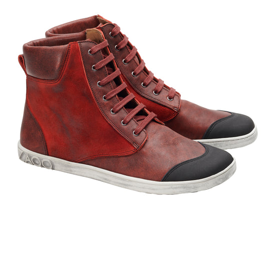 Wir präsentieren den CHICAQO Red von ZAQQ: Diese stylischen High-Top-Sneakers zeichnen sich durch ein kräftiges rotes Design mit schwarzen Zehenkappen und weißen Sohlen aus. Die Schnürung vorne ergänzt das robuste, strukturierte Leder-Erscheinungsbild aus Nappa- und Veloursleder. Für zusätzlichen Komfort sind sie mit einer flexiblen Sohle ausgestattet.