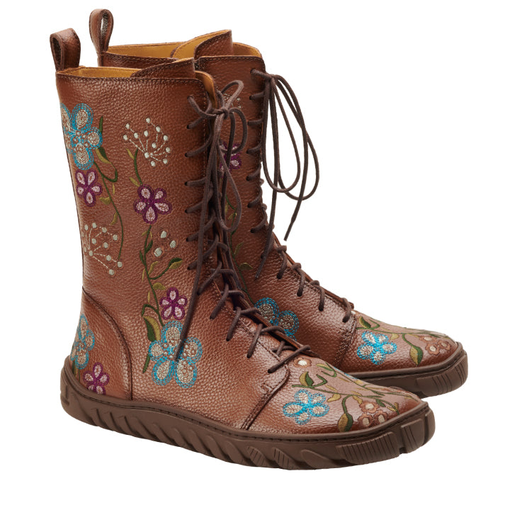 ZAQQ präsentiert den DOQS Flower: braune High-Top-Schnürboots aus hochwertigem Nappaleder. Diese stylischen Boots bestechen durch ihre strukturierte Oberfläche, die mit blauen, violetten und weißen Blumenstickereien verziert ist und den Seiten einen bezaubernden Retro-Charme verleiht.