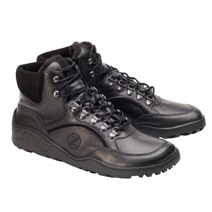 Wir präsentieren die wasserdichten TERRAQ Black Winterstiefel von ZAQQ, ein Paar schwarze High-Top-Lederstiefel mit dicker Sohle, Metallösen und Schnürsenkeln. Diese Stiefel sind nicht nur wasserdicht, sondern haben auch ein Logo an der Seite. Mit ihrem robusten und widerstandsfähigen Design sind sie perfekt für den Außenbereich geeignet und sorgen für warme Füße bei jedem Wetter.