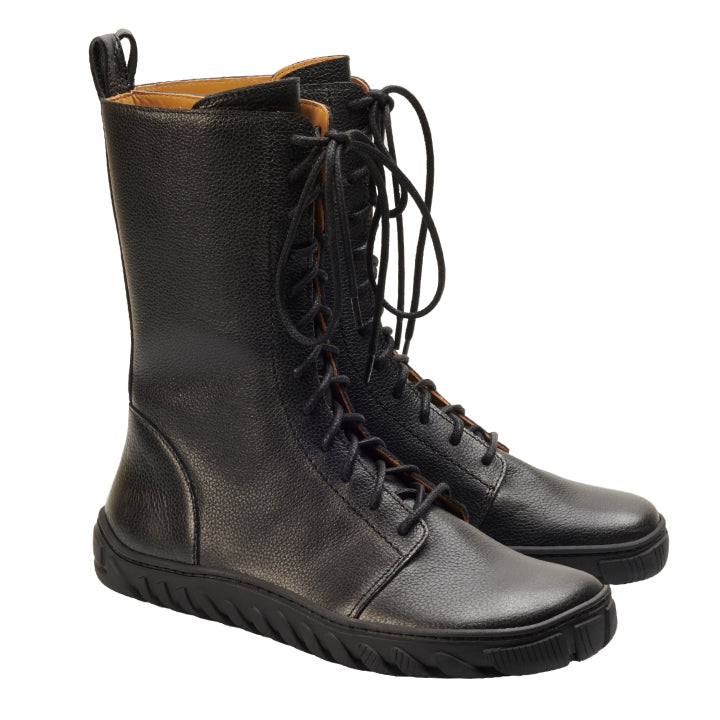 Ein Paar schwarze ZAQQ DOQS Schnürstiefel aus hochwertigem Nappaleder mit ULTRAGRIP-Sohle, in elegantem High-Top-Design und robuster Optik.