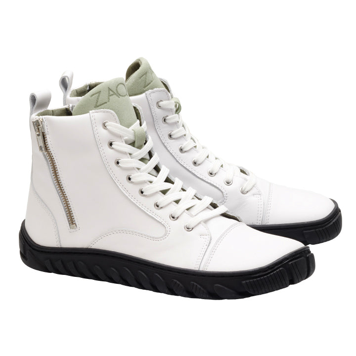 Wir präsentieren die weißen High-Top-Sneakers ZAQQ QENDO in elegantem und modernem Design. Diese weißen Schuhe haben schwarze Ultragrip-Sohlen, seitliche Reißverschlüsse und Schnürsenkel. Das hellgraue Futter zeigt den Markentext für einen Hauch von Flair. Perfekt für alle, die Stil und Funktionalität schätzen!