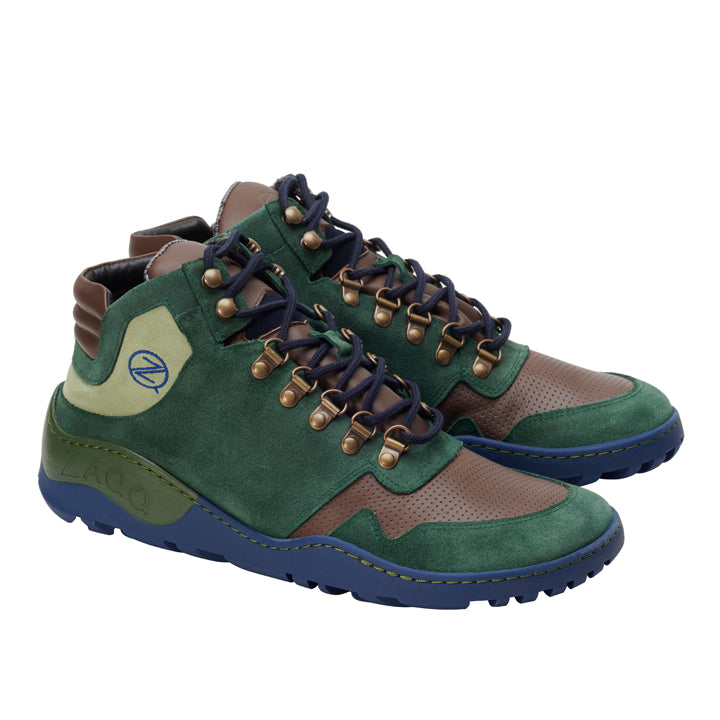 Wir präsentieren die wasserdichten High-Top-Sneaker VAQATION Green von ZAQQ, die in einer auffälligen Kombination aus grünem Wildleder und braunem Leder gestaltet sind. Diese Sneaker haben blaue und dunkelgraue Sohlen, blaue Schnürsenkel, die durch Messingösen geführt werden, ein Logo an der Seite und verfügen über eine wasserdichte Membran, die Ihre Füße trocken hält.