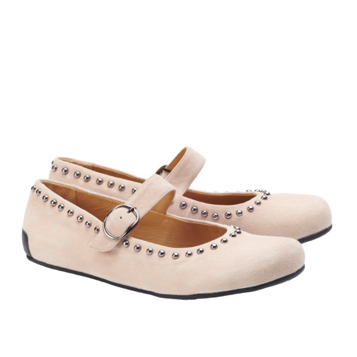 Die DIEQO Taupe von ZAQQ sind ein Paar Mary Jane-Schuhe aus Veloursleder in Beige mit silbernen Nieten an den Rändern und einem Schnallenriemen. Sie strahlen Eleganz aus mit ihren schwarzen Sohlen und dem abgerundeten Zehendesign.