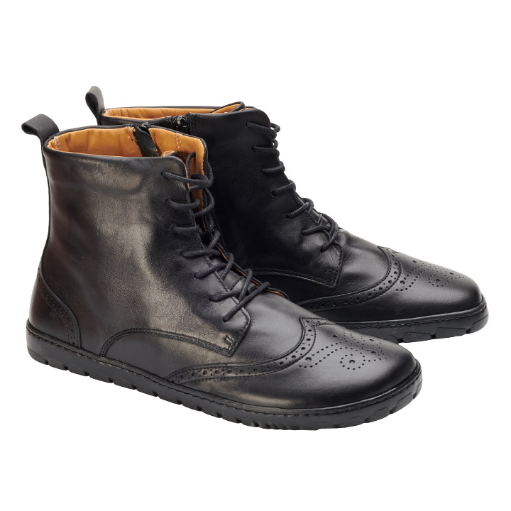 Ein Paar QUINTIC Brogue Stiefeletten aus schwarzem Leder von ZAQQ mit Flügelkappendetails und Schnürsenkeln. Das Glanzleder-Finish unterstreicht ihre Eleganz, ergänzt durch ein hellbraunes Innenfutter. Dunkle, strukturierte Sohlen vervollständigen ihren Look, da sie nebeneinander auf einem weißen Hintergrund präsentiert werden.