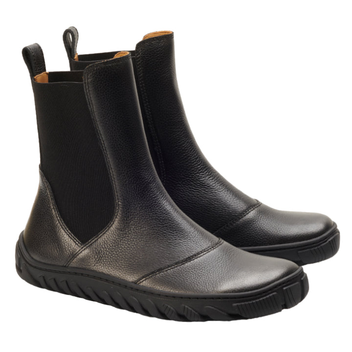 Wir präsentieren die schicken schwarzen Chelsea-Boots ELASTIQ von ZAQQ aus schwarzem Leder mit strukturierter Sohle und elastischen Seiteneinsätzen für einfaches Hineinschlüpfen. Diese raffinierten Stiefel haben eine leicht abgerundete Spitze und eine Aufreißlasche an der Rückseite, die sowohl Stil als auch Komfort gewährleistet.