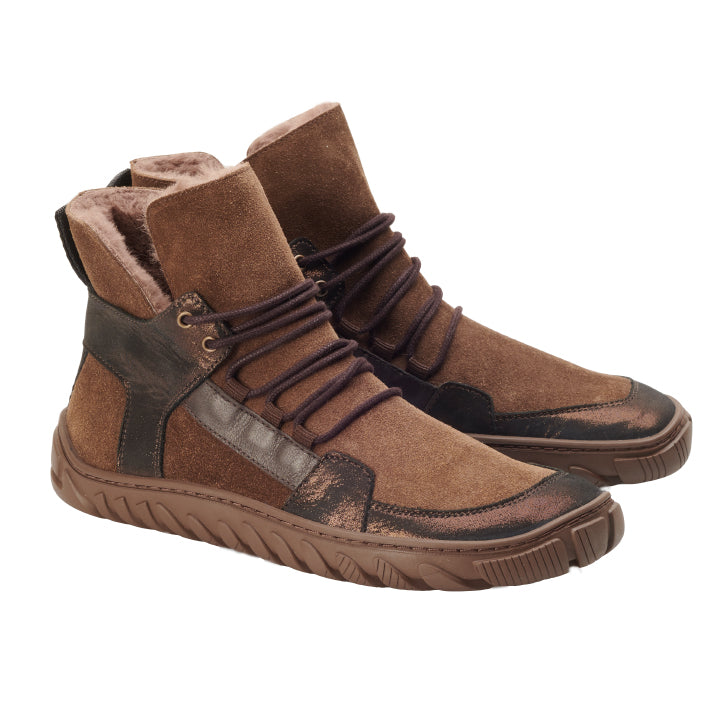 Die ZAQQ ALPIQ Winter Bronze sind braune High-Top-Sneaker mit Veloursleder- und Lederstrukturen, dicken Sohlen, Schnürsenkeln mit Metallösen und einem weichen Winterfütterungsfutter für ein robustes, lässiges Design.
.