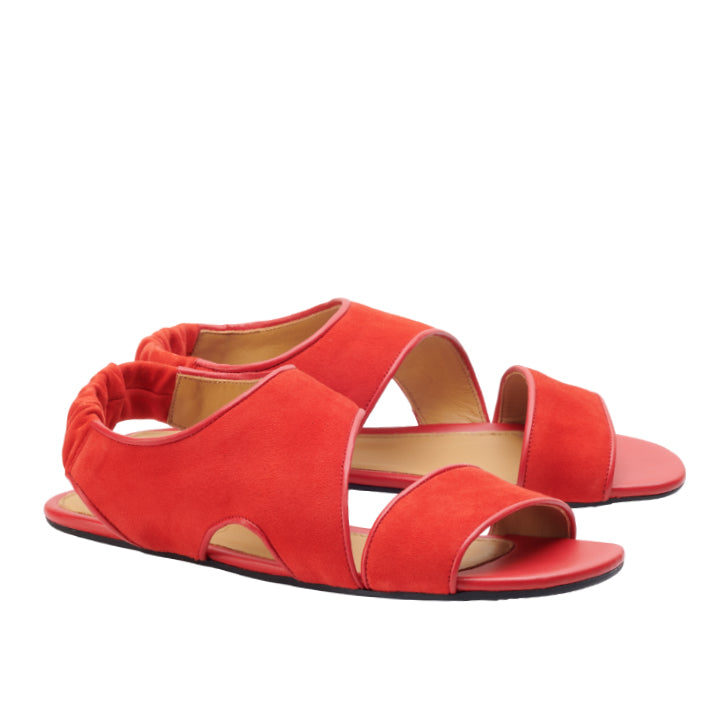 Diese CISQA Red Sandalen von ZAQQ sind ein echtes Sommer-Highlight mit offenen Zehen und einem elastischen Fersenriemen. Diese stylischen Barfußsandalen aus glattem, wildlederähnlichem Material verfügen über eine flache Sohle und Cut-Out-Details für einen modernen Look.