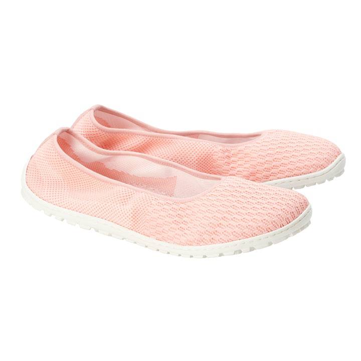 Ein Paar Slipper SUQAR Rosa von ZAQQ, mit leichtem Design, atmungsaktivem rosa Mesh und einer weißen Sohle aus Baumwoll-Strickgewebe.