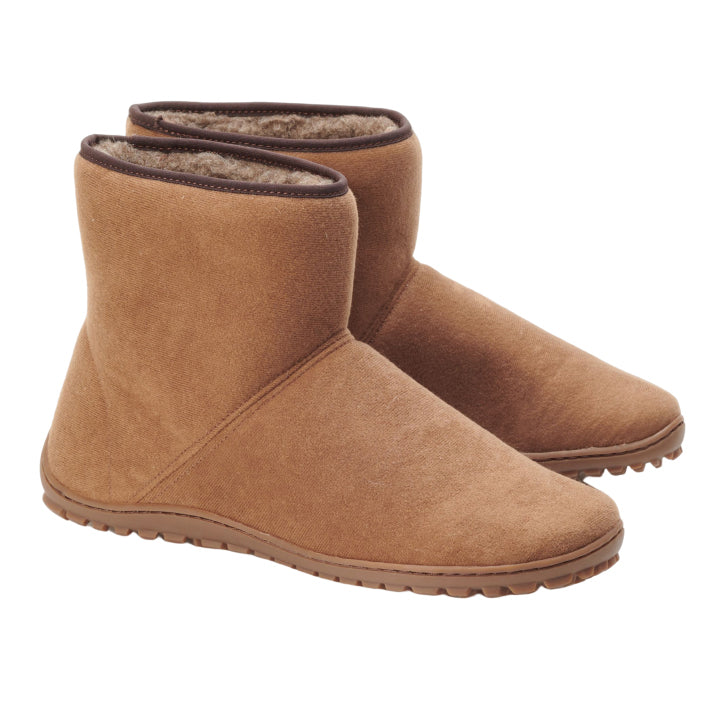 Lernen Sie den MOOQ Winter Brown von ZAQQ kennen, ein schickes Paar brauner Velourslederstiefel für den Winterkomfort. Diese halbhohen Stiefel verfügen über ein weiches, kuscheliges Futter und robuste Gummisohlen, die die ganze Saison über Wärme und unvergleichlichen Komfort bieten.