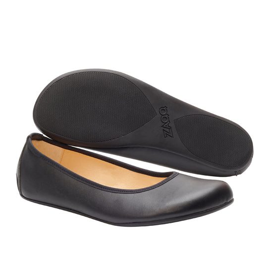 Die Ballerinas QARMA Vegan Black von ZAQQ aus atmungsaktivem Material zeigen einen Schuh, der auf seiner Sohle ruht, um das strukturierte Muster und das Markenlogo hervorzuheben. Diese Schuhe weisen ein schlichtes, elegantes Design mit einer weichen, abgerundeten Spitze und einer glatten Oberfläche auf.