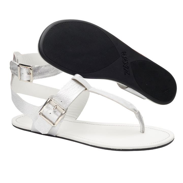 Die QAPRI Silver Sandalen von ZAQQ zeichnen sich durch ein schickes Design mit metallischen Riemen und verstellbaren Schnallen aus. Sie sind aus Nappaleder gefertigt und zeigen einen minimalistischen Stil mit einer schwarzen Sohle, die hervorragende Rutschfestigkeit gewährleistet und über eine Zehenschlaufe für zusätzliche Sicherheit verfügt.