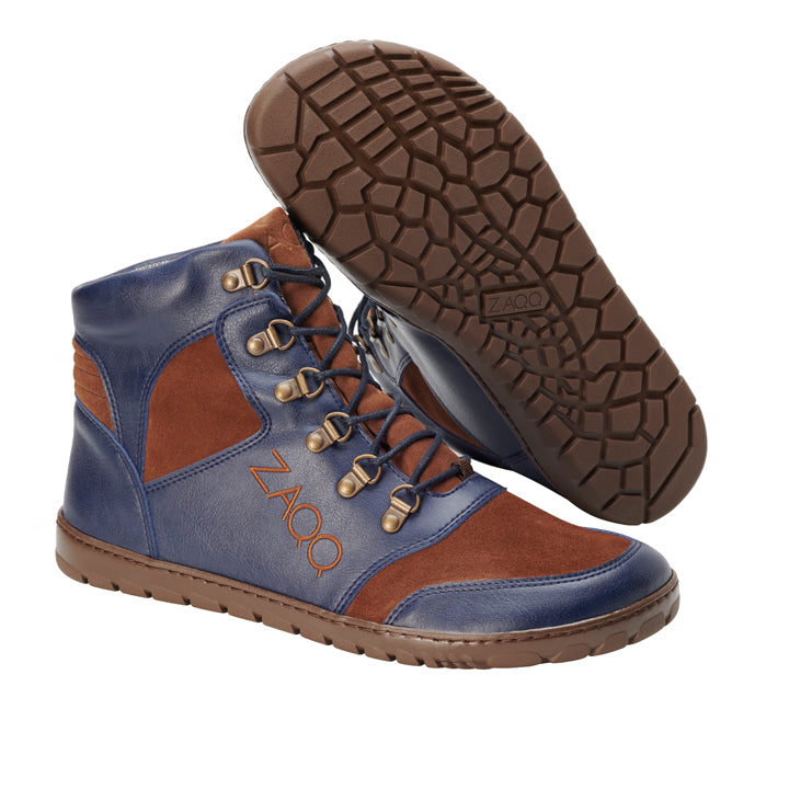 Entdecken Sie die wasserdichten High-Top-Sneaker ZAQQ HIQE Navy, ideal für Outdoor-Abenteuer. Diese Wanderschuhe sind aus einer Mischung aus blauem und braunem Leder gefertigt und verfügen über Schnürverschlüsse mit Metallösen, eine strukturierte braune Sohle und sind seitlich mit ZAQQ-Stickereien versehen.