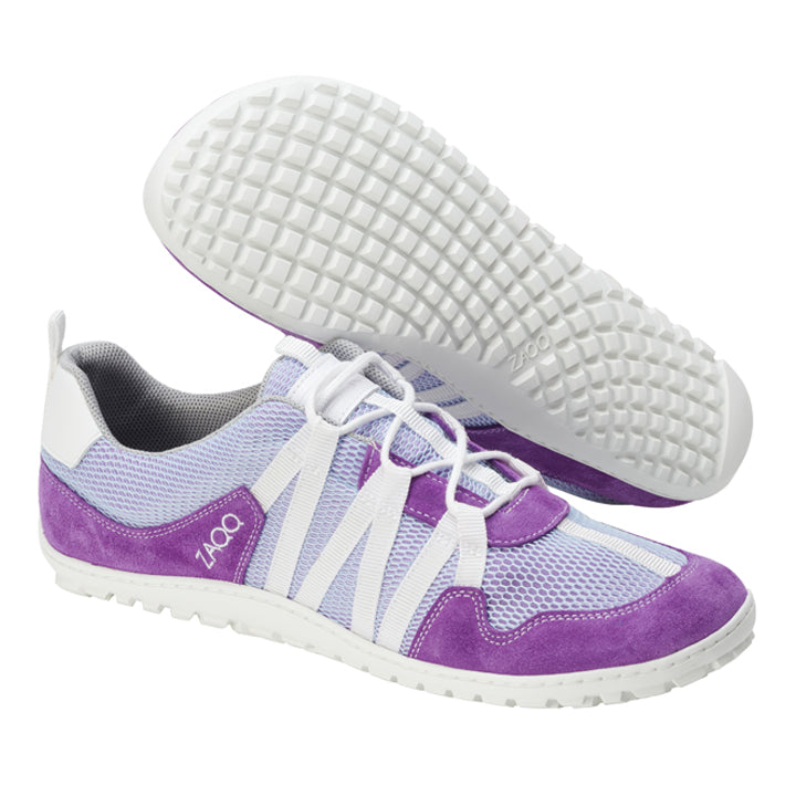 Ein Paar RIQ Purple Sportschuhe mit lila-weißem Design. Der Schuh weist eine Meshgewebe-Textur mit Akzenten aus Veloursleder auf. Ein Schuh ist nach oben gerichtet, sodass die gitterförmige Gummisohle sichtbar ist. Der Markenname ZAQQ ist auf der Seite und der Sohle zu sehen.