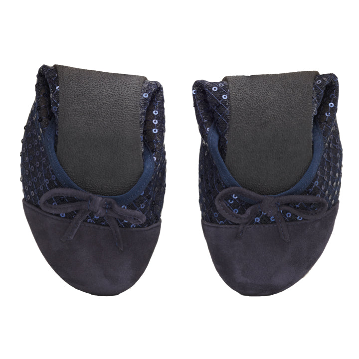 Wir präsentieren die TWIST SHEER Blue von ZAQQ: Ein stilvolles Paar Ballerinas mit Paillettendetails auf dem oberen Teil und eleganten Samtschleifen an den Zehen. Diese Schuhe wurden für hohen Tragekomfort entworfen und verfügen über gepolsterte Innensohlen für zusätzlichen Komfort, sodass sie sich perfekt für den ganztägigen Gebrauch eignen.