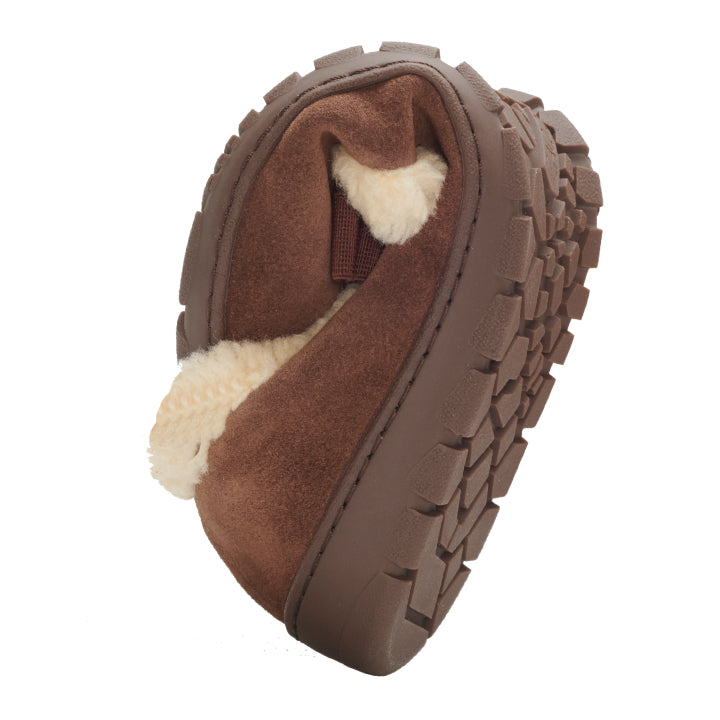 Der DAQIN Winter Brown Slipper von ZAQQ verfügt über eine dicke, rutschfeste Gummisohle, die sich leicht biegen lässt und so ihre Flexibilität zeigt. Das Innere ist für zusätzlichen Komfort mit weichem, cremefarbenem Fleece gefüttert. Dieser Slipper aus Wildleder ist sowohl bequem als auch langlebig.