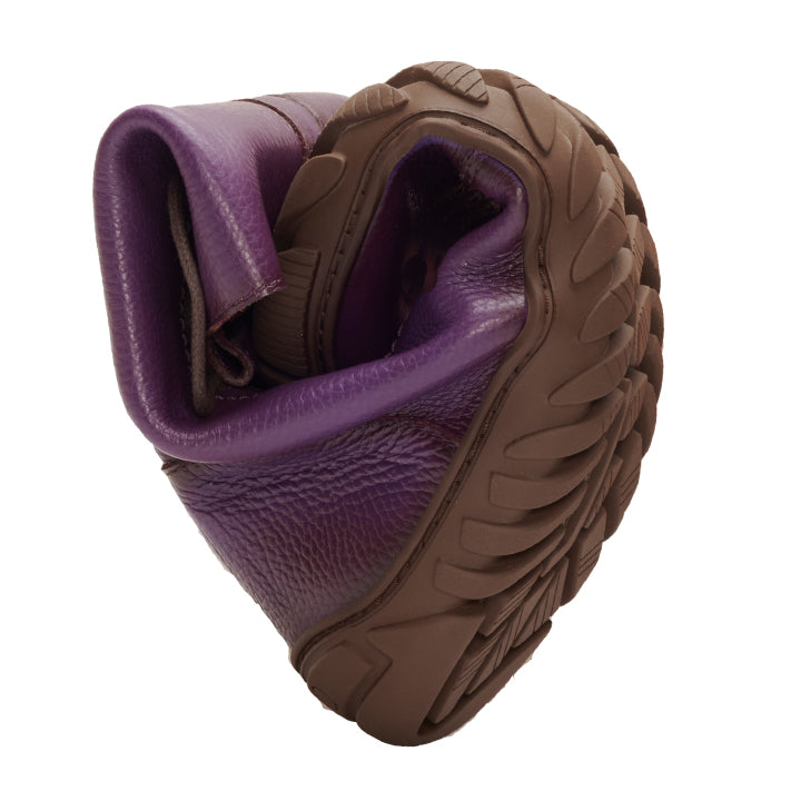 Der DOQS Purple Schuh von ZAQQ ist ein gefaltetes Design aus hochwertigem Nappaleder. Er verfügt über eine braune strukturierte Sohle mit ULTRAGRIP-Funktion, die seine Flexibilität unterstreicht.