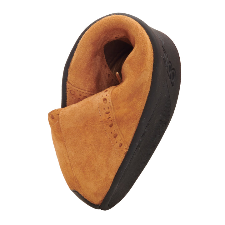 Der Schuh QASUAL Brown von ZAQQ wird kopfüber präsentiert und präsentiert sein weiches und flexibles Veloursledermaterial. Mit einem eleganten Design und perforierten Details verfügt dieser Barfußschuh über ein sichtbares Logo, das in die schwarze Sohle eingelassen ist.