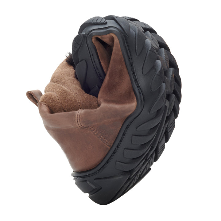 Der QUDDLY Winter Dark Brown Schuh von ZAQQ ist aus braunem Nappaleder gefertigt und verfügt über ein flexibles Design mit einer dicken schwarzen Sohle, die gebogen und gewellt ist, um mehr Flexibilität zu bieten. Sein robustes Profil sorgt für zusätzlichen Halt und macht ihn ideal als Winter-Barfußschuh.