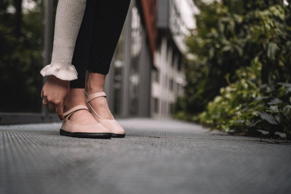 Ein Paar BANQET Nappa Nude-Schuhe von ZAQQ mit beigem Leder und schwarzen Sohlen auf weißem Hintergrund.