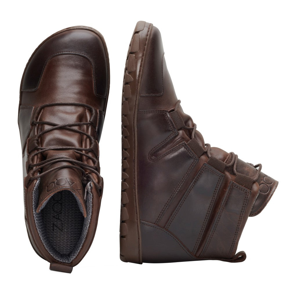 Draufsicht und Seitenansicht der DAQOTA Waterproof Choco-Schuhe von ZAQQ. Diese High-Top-Schuhe aus braunem Leder haben eine strukturierte Sohle, ein Schnürdesign und sichtbare Nähte. Diese wasserdichten Schuhe werden auf einem weißen Hintergrund präsentiert, wobei einer aufrecht steht und der andere flach liegt.