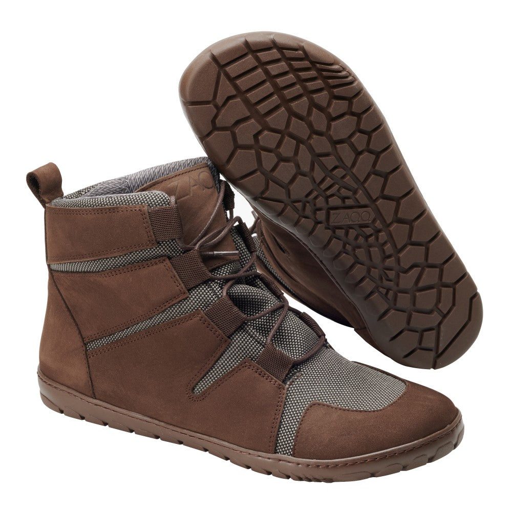 Ein Paar wasserdichte DAQOTA Brown High-Top-Sneaker von ZAQQ mit strukturierter Outdoorsohle. Diese Schuhe kombinieren Wildleder und Mesh-Materialien und sind sowohl von der Seite als auch von unten abgebildet. Das Design umfasst Schnürsenkel und eine hintere Schlaufe für bequemes Tragen.