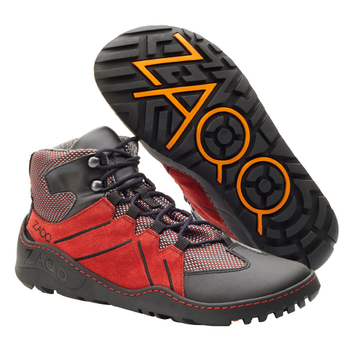 Wir präsentieren den EQIPE Red Waterproof von ZAQQ: Ein Paar stylische High-Top-Sneaker mit schwarzem und rotem Obermaterial. Die rutschfesten Sohlen zeigen ein auffälliges Zickzackmuster mit orangefarbenen Akzenten. Diese wasserdichten Sneaker sind mit einzigartigen strukturierten Mesh-Einsätzen und sichtbaren Nähten versehen und eignen sich perfekt für jeden abenteuerlichen Ausflug.