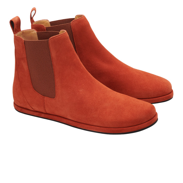 Die EQUITY Terra von ZAQQ sind orangefarbene Chelsea Boots aus Veloursleder mit elastischen Seitenteilen und Laschen an der Rückseite. Mit einem schlichten, minimalistischen Design und schwarzen Sohlen bieten sie sowohl Stil als auch außergewöhnlichen Tragekomfort.