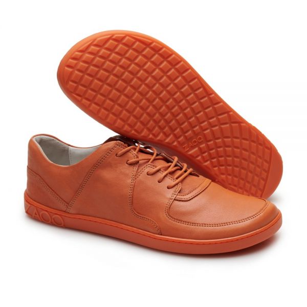 Ein Paar IVIQ Orange-Sneaker von ZAQQ hat einen leuchtenden Orangeton mit passenden Schnürsenkeln und strukturierten Sohlen. Ein Schuh steht aufrecht, während der andere angewinkelt ist, um das Muster der Sohle zu zeigen, mit ZAQQ-Prägung auf der Seite.