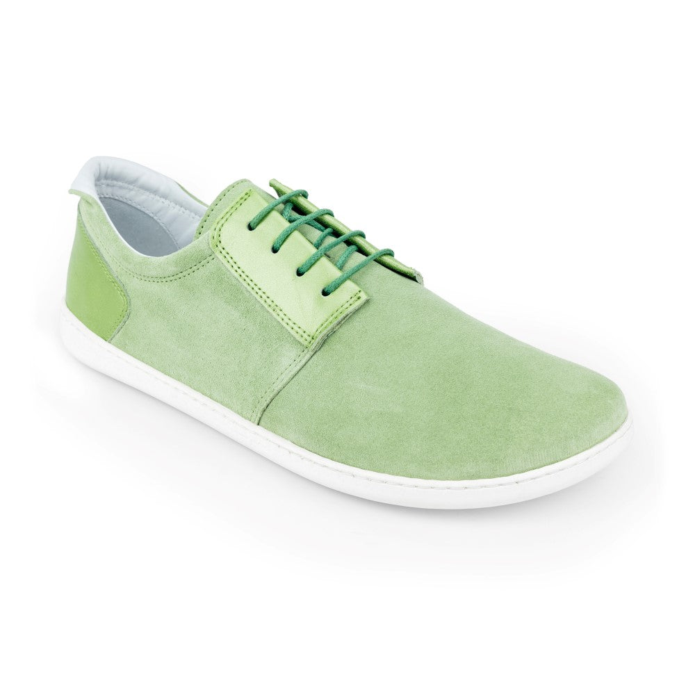 Wir präsentieren den PIQUANT Lime Sneaker von ZAQQ: einen hellgrünen Wildlederschuh aus hochwertigem Nappa- und Veloursleder. Er verfügt über grüne Schnürsenkel, eine weiße Sohle und ein Low-Top-Design, das die Essenz des Barfuß-Sneaker-Komforts verkörpert, ergänzt durch glattes Material an den Seiten und der Ferse für ultimativen Stil.