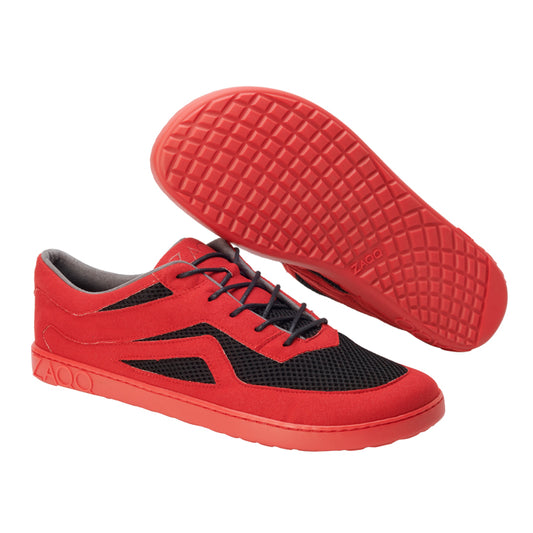 Wir präsentieren den ZAQQ QLAYTON Red: eine makellose Mischung aus Stil und Komfort. Diese roten Barfuß-Sneaker sind mit schwarzen Mesh-Details und hochwertigem Veloursleder verziert, gepaart mit einer strukturierten roten Sohle. Ein Schuh steht aufrecht, während der andere geneigt ist, um sein charakteristisches Sohlenmuster zu präsentieren.