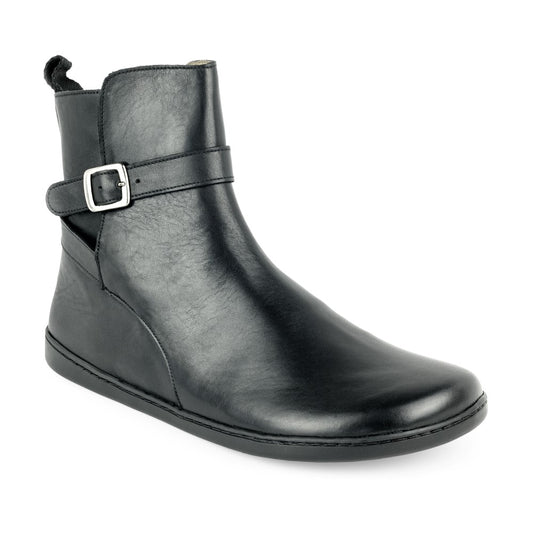 Der RIQUET Black Boot von ZAQQ ist ein stylischer Riemchenboot aus hochwertigem Nappaleder. Er verfügt über einen silbernen Schnallenriemen an der Seite und eine Lasche an der Rückseite. Die glatte Oberfläche und die flache Sohle des Boots sorgen für Eleganz und Barfußgefühl-Komfort.