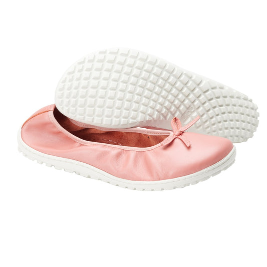 Ein Paar SUQAR Pink Ballerinas von ZAQQ aus Nappaleder mit weißer Sohle. Ein Schuh liegt auf der Seite und zeigt die strukturierte Sohle, während der andere aufrecht steht und eine kleine Schleife an der Spitze hat.