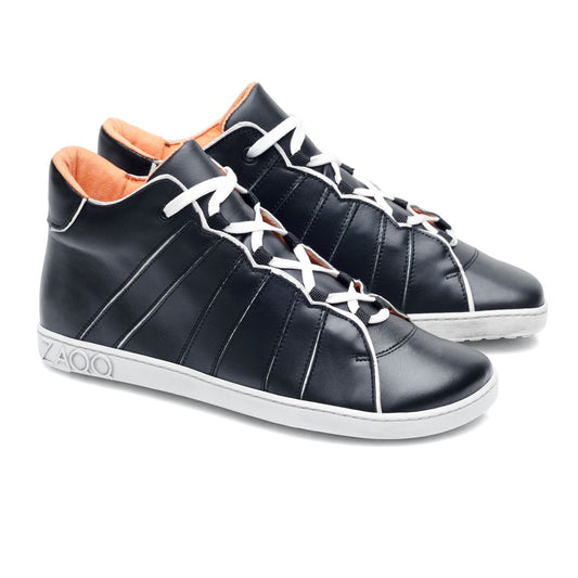 Ein Paar eleganter, schwarzer High-Top-Sneaker ZAQQ QQQ Mid Black White mit weißen Schnürsenkeln und Sohlen sowie leuchtend orangefarbener Innenseite. Diese Schuhe sind aus hochwertigem Nappaleder gefertigt und haben stilvolle Seitennähte, die sie ideal für diejenigen machen, die das Gefühl eines Barfußschuhs zu schätzen wissen.