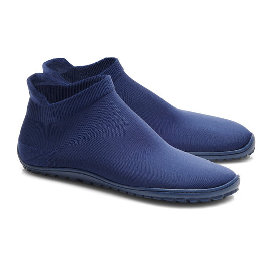 Der SOQQ Blue von ZAQQ ist ein Paar blaue Schlupfstiefeletten mit flexiblem, sockenähnlichem Design und einer dämpfenden Sohle aus strukturiertem Gummi für verbesserten Halt.