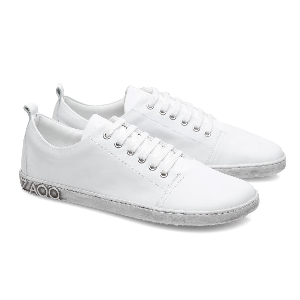 Diese TAQQ Nappa White Sneakers von ZAQQ verfügen über ein Obermaterial aus hochwertigem Nappaleder und robuste graue Kautschuksohlen, aufgewertet durch ein einzigartiges „Z“-Fersenmuster für einen raffinierten Look, der zu jedem Anlass passt.