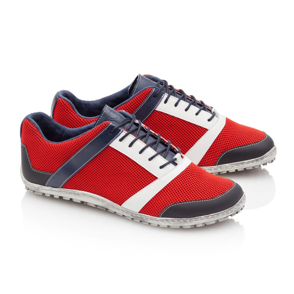 Wir präsentieren die ZARQA Red Sneakers von ZAQQ: Diese stylischen Casual-Sneaker haben ein rotes Mesh-Obermaterial mit dunkelblauen Akzenten und weißen Streifen. Das Design umfasst weiße Zwischensohlen und schwarze Zehenkappen und bietet einen sportlichen und modernen Look, der perfekt für Laufbegeisterte ist.